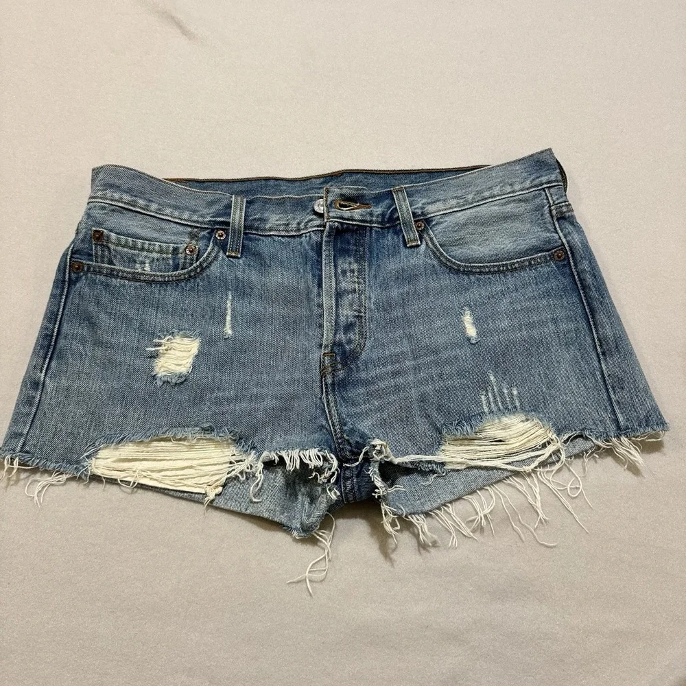 Levi's Vintage Women 501‎ Shorts Distressed Frayed Button Fly Blue Sz W32